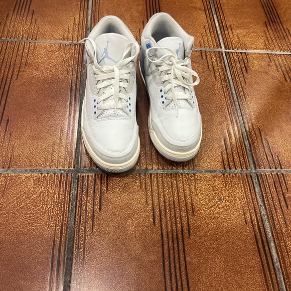 Jordan Athletic Shoes White and Blue - Picture 3 of 5